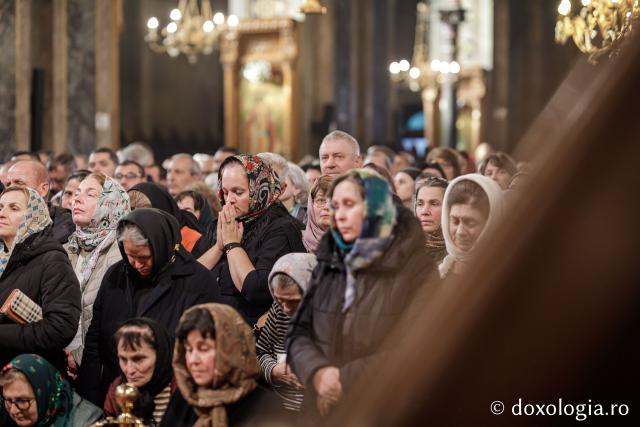 Liturghie în ajun de 14 octombrie la Catedrala Mitropolitană din Iași în a șasea zi de pelerinaj / Foto: Oana Nechifor (Foto) Liturghie în ajun de 14 octombrie: PS Părinte Nichifor, în mijlocul pelerinilor Sfintei Parascheva