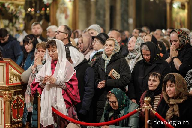 Liturghie în ajun de 14 octombrie la Catedrala Mitropolitană din Iași în a șasea zi de pelerinaj / Foto: Oana Nechifor (Foto) Liturghie în ajun de 14 octombrie: PS Părinte Nichifor, în mijlocul pelerinilor Sfintei Parascheva