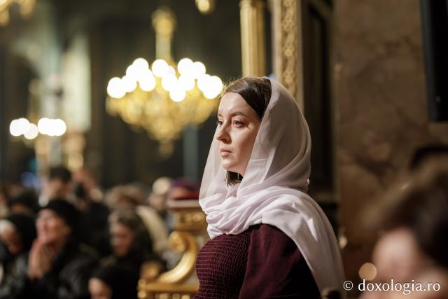 Liturghie în ajun de 14 octombrie la Catedrala Mitropolitană din Iași în a șasea zi de pelerinaj / Foto: Oana Nechifor (Foto) Liturghie în ajun de 14 octombrie: PS Părinte Nichifor, în mijlocul pelerinilor Sfintei Parascheva