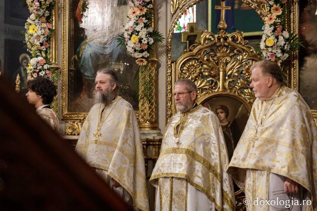 Liturghie în ajun de 14 octombrie la Catedrala Mitropolitană din Iași în a șasea zi de pelerinaj / Foto: Oana Nechifor (Foto) Liturghie în ajun de 14 octombrie: PS Părinte Nichifor, în mijlocul pelerinilor Sfintei Parascheva
