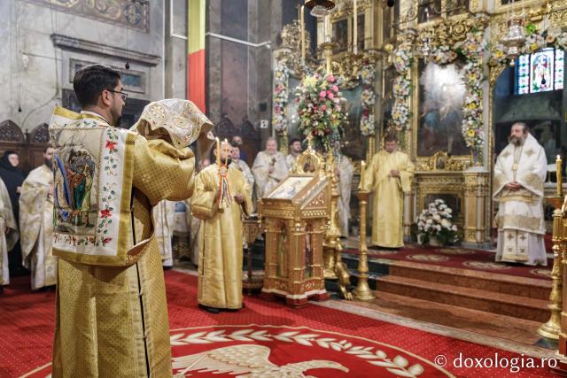 PS Nichifor Botoșăneanul a slujit la Catedrala Mitropolitană din Iași în a șasea zi de pelerinaj / Foto: Oana Nechifor (Foto) Liturghie în ajun de 14 octombrie: PS Părinte Nichifor, în mijlocul pelerinilor Sfintei Parascheva