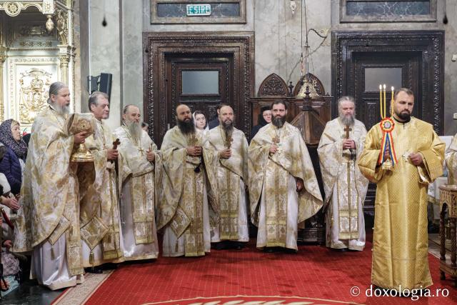 PS Nichifor Botoșăneanul a slujit la Catedrala Mitropolitană din Iași în a șasea zi de pelerinaj / Foto: Oana Nechifor (Foto) Liturghie în ajun de 14 octombrie: PS Părinte Nichifor, în mijlocul pelerinilor Sfintei Parascheva