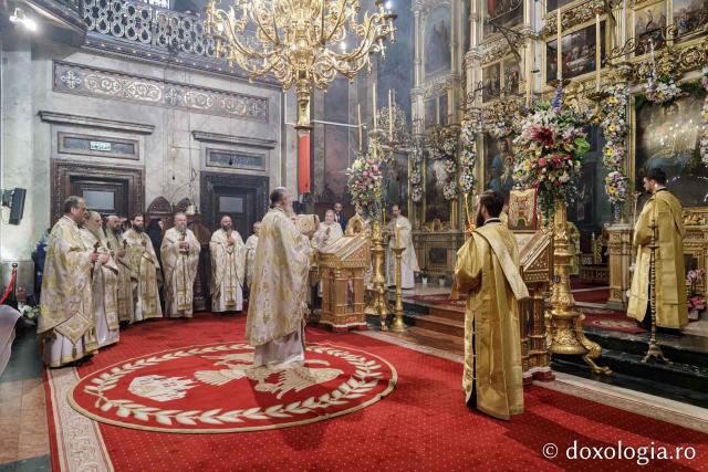 PS Nichifor Botoșăneanul a slujit la Catedrala Mitropolitană din Iași în a șasea zi de pelerinaj / Foto: Oana Nechifor (Foto) Liturghie în ajun de 14 octombrie: PS Părinte Nichifor, în mijlocul pelerinilor Sfintei Parascheva