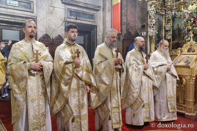 Liturghie în ajun de 14 octombrie la Catedrala Mitropolitană din Iași în a șasea zi de pelerinaj / Foto: Oana Nechifor (Foto) Liturghie în ajun de 14 octombrie: PS Părinte Nichifor, în mijlocul pelerinilor Sfintei Parascheva
