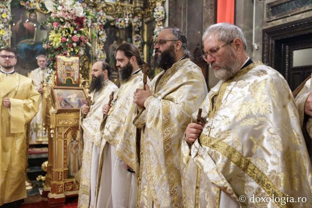 Liturghie în ajun de 14 octombrie la Catedrala Mitropolitană din Iași în a șasea zi de pelerinaj / Foto: Oana Nechifor (Foto) Liturghie în ajun de 14 octombrie: PS Părinte Nichifor, în mijlocul pelerinilor Sfintei Parascheva