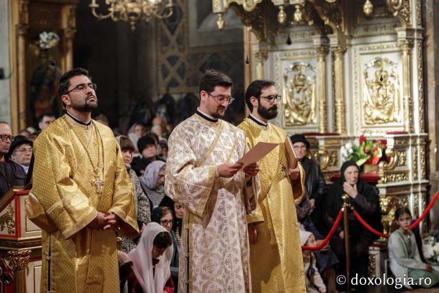 Liturghie în ajun de 14 octombrie la Catedrala Mitropolitană din Iași în a șasea zi de pelerinaj / Foto: Oana Nechifor (Foto) Liturghie în ajun de 14 octombrie: PS Părinte Nichifor, în mijlocul pelerinilor Sfintei Parascheva