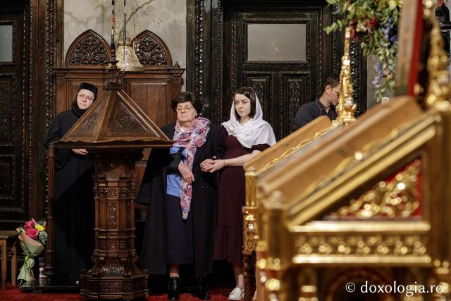 Liturghie în ajun de 14 octombrie la Catedrala Mitropolitană din Iași în a șasea zi de pelerinaj / Foto: Oana Nechifor (Foto) Liturghie în ajun de 14 octombrie: PS Părinte Nichifor, în mijlocul pelerinilor Sfintei Parascheva