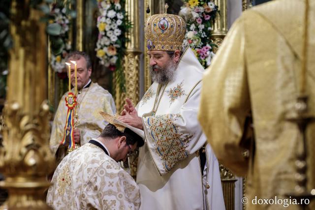 Liturghie în ajun de 14 octombrie la Catedrala Mitropolitană din Iași în a șasea zi de pelerinaj / Foto: Oana Nechifor (Foto) Liturghie în ajun de 14 octombrie: PS Părinte Nichifor, în mijlocul pelerinilor Sfintei Parascheva