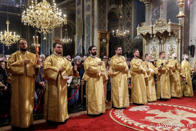 Liturghie în ajun de 14 octombrie la Catedrala Mitropolitană din Iași în a șasea zi de pelerinaj / Foto: Oana Nechifor (Foto) Liturghie în ajun de 14 octombrie: PS Părinte Nichifor, în mijlocul pelerinilor Sfintei Parascheva
