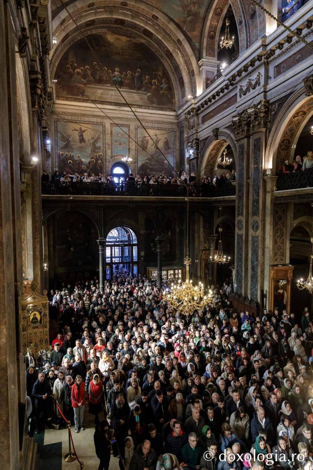 Liturghie în ajun de 14 octombrie la Catedrala Mitropolitană din Iași în a șasea zi de pelerinaj / Foto: Oana Nechifor (Foto) Liturghie în ajun de 14 octombrie: PS Părinte Nichifor, în mijlocul pelerinilor Sfintei Parascheva