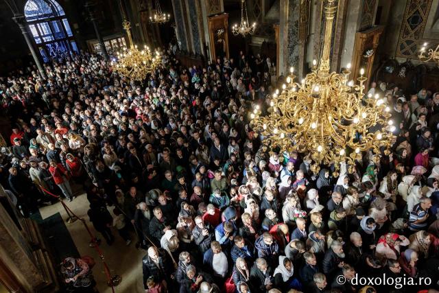Liturghie în ajun de 14 octombrie la Catedrala Mitropolitană din Iași în a șasea zi de pelerinaj / Foto: Oana Nechifor (Foto) Liturghie în ajun de 14 octombrie: PS Părinte Nichifor, în mijlocul pelerinilor Sfintei Parascheva