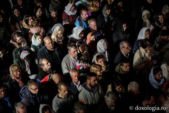 Liturghie în ajun de 14 octombrie la Catedrala Mitropolitană din Iași în a șasea zi de pelerinaj / Foto: Oana Nechifor (Foto) Liturghie în ajun de 14 octombrie: PS Părinte Nichifor, în mijlocul pelerinilor Sfintei Parascheva
