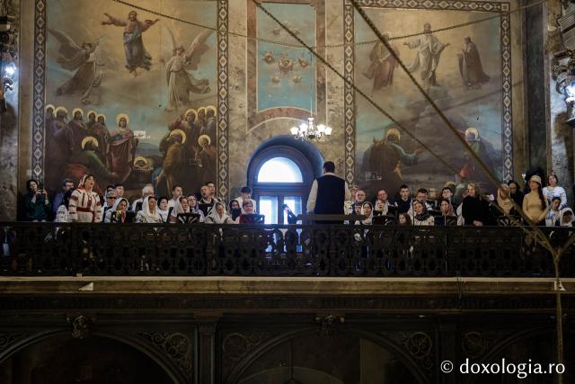 Liturghie în ajun de 14 octombrie la Catedrala Mitropolitană din Iași în a șasea zi de pelerinaj / Foto: Oana Nechifor (Foto) Liturghie în ajun de 14 octombrie: PS Părinte Nichifor, în mijlocul pelerinilor Sfintei Parascheva