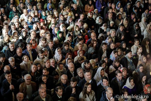 Liturghie în ajun de 14 octombrie la Catedrala Mitropolitană din Iași în a șasea zi de pelerinaj / Foto: Oana Nechifor (Foto) Liturghie în ajun de 14 octombrie: PS Părinte Nichifor, în mijlocul pelerinilor Sfintei Parascheva