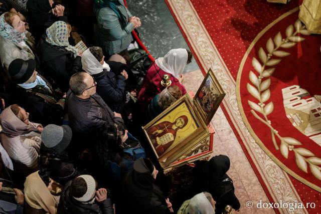 (Foto) Liturghie în ajun de 14 octombrie: PS Părinte Nichifor, în mijlocul pelerinilor Sfintei Parascheva