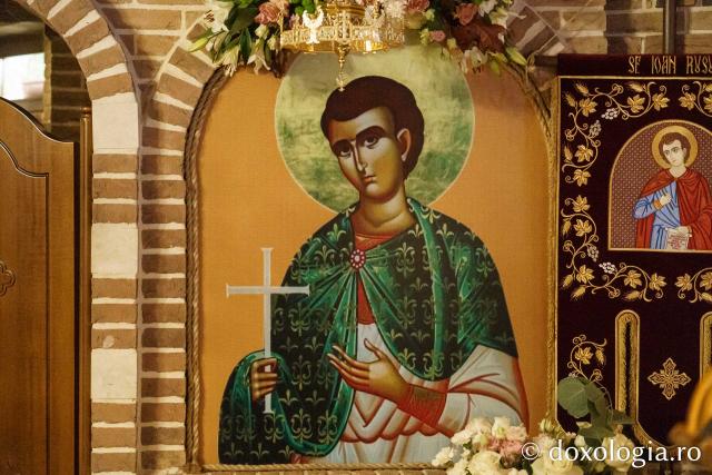 Brâul Maicii Domnului a poposit la Parohia „Sfântul Ioan Rusul” – Valea Adâncă din Iași