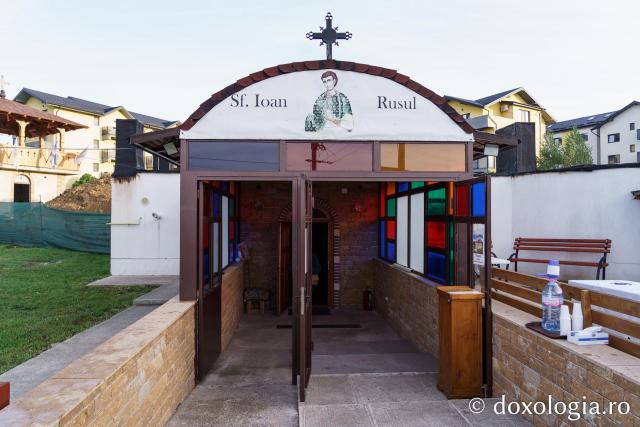 Brâul Maicii Domnului a poposit la Parohia „Sfântul Ioan Rusul” – Valea Adâncă din Iași