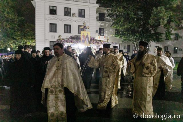 Moaștele Sfintei Parascheva au fost așezate în Catedrala Mitropolitană din Iași / Foto: pr. Silviu Cluci Moaștele Sfintei Parascheva au fost așezate în Catedrala Mitropolitană din Iași