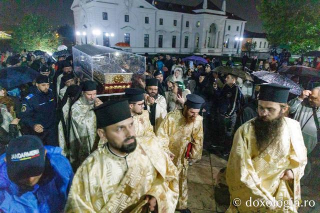 Moaștele Sfintei Parascheva au fost așezate în Catedrala Mitropolitană din Iași / Foto: pr. Silviu Cluci Moaștele Sfintei Parascheva au fost așezate în Catedrala Mitropolitană din Iași