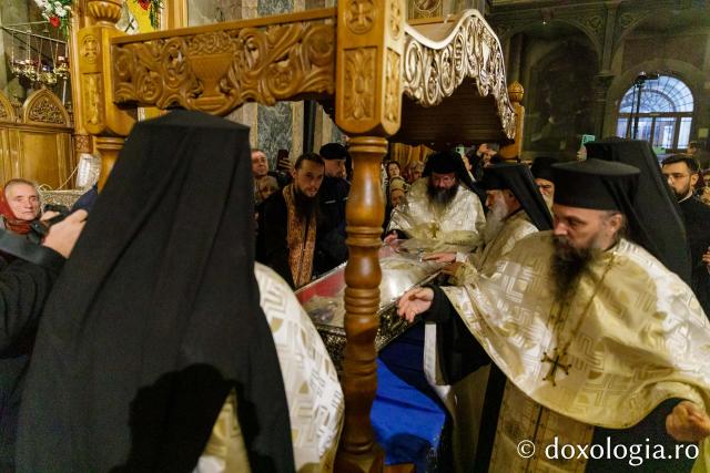 Moaștele Sfintei Parascheva au fost așezate în Catedrala Mitropolitană din Iași / Foto: pr. Silviu Cluci Moaștele Sfintei Parascheva au fost așezate în Catedrala Mitropolitană din Iași