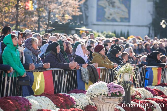Rugăciune și bucurie: uniți sub ocrotirea Sfintei Parascheva și a Sfântului Pantelimon, Vindecătorul / Foto: Oana Nechifor Rugăciune și bucurie: uniți sub ocrotirea Sfintei Parascheva și a Sfântului Pantelimon, Vindecătorul
