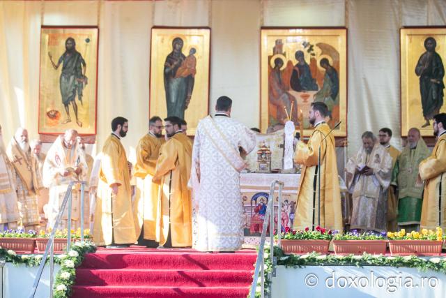 Sfânta Liturghie – Hramul Sfintei Cuvioase Parascheva, 2024