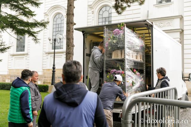 Împodobirea baldachinului Sfintei Parascheva