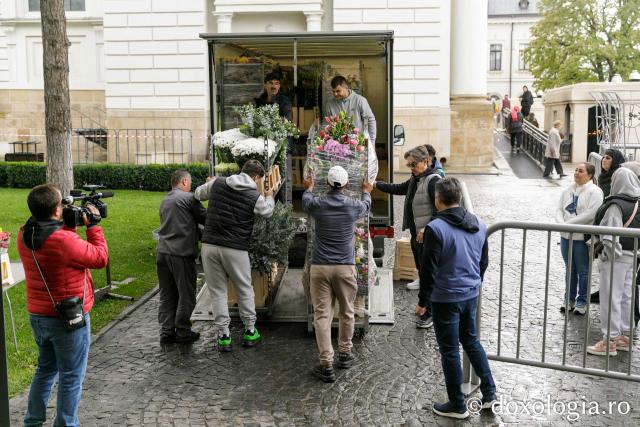 Împodobirea baldachinului Sfintei Parascheva