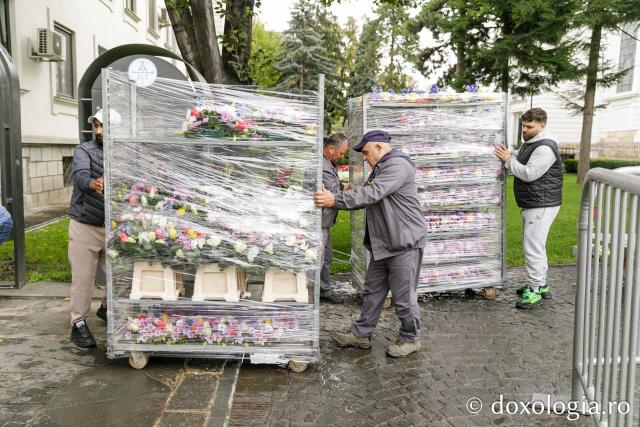 Împodobirea baldachinului Sfintei Parascheva