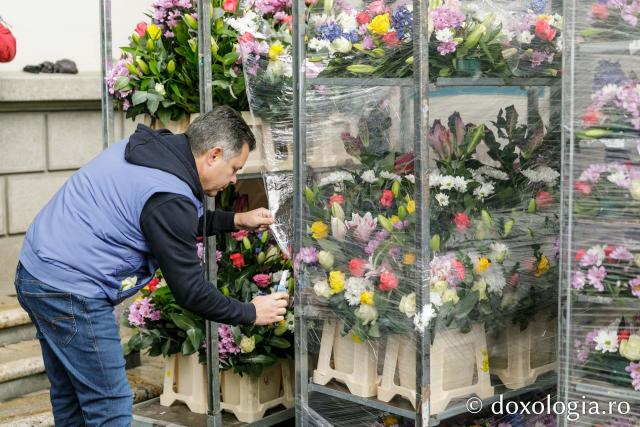 Împodobirea baldachinului Sfintei Parascheva