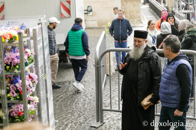 Împodobirea baldachinului Sfintei Parascheva