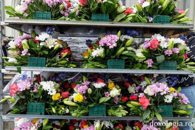 Împodobirea baldachinului Sfintei Parascheva