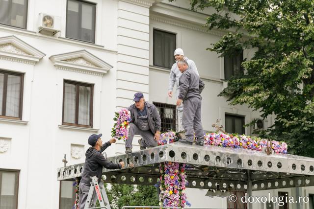 Împodobirea baldachinului Sfintei Parascheva