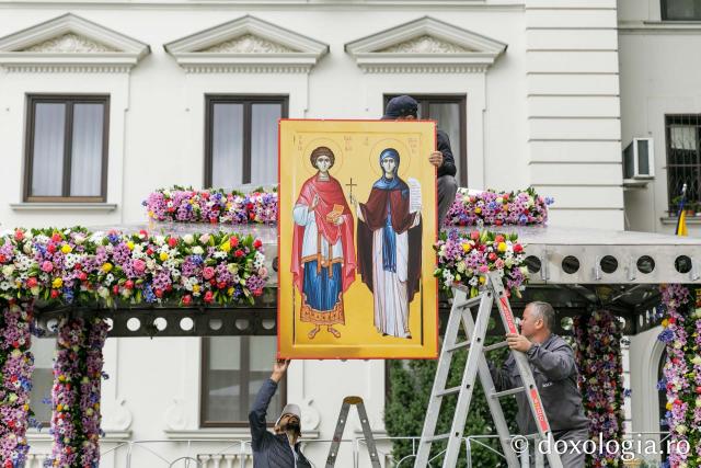 Împodobirea baldachinului Sfintei Parascheva