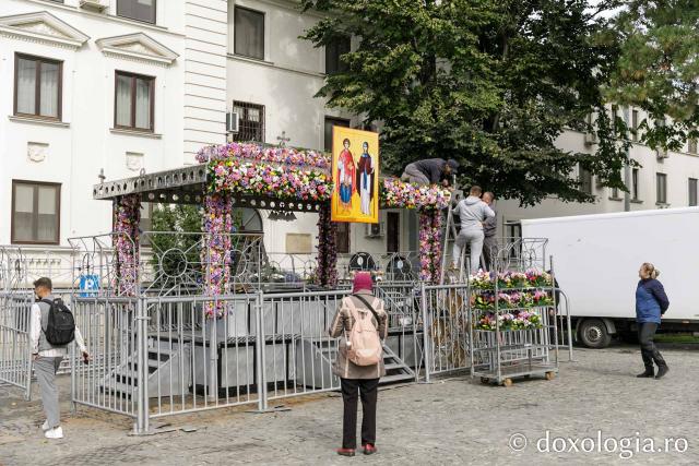 Împodobirea baldachinului Sfintei Parascheva