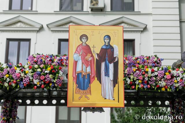 Împodobirea baldachinului Sfintei Parascheva