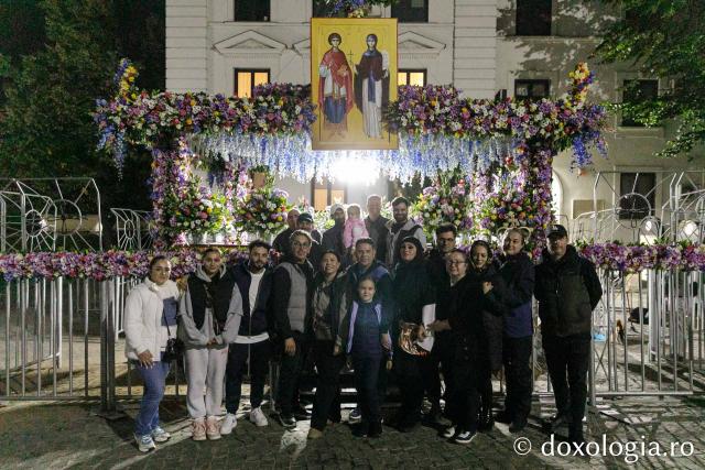 Împodobirea cu flori a baldachinului Sfintei Cuvioasei Parascheva
