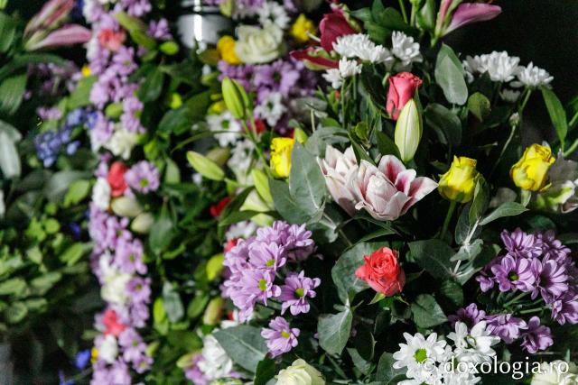 Împodobirea cu flori a baldachinului Sfintei Cuvioasei Parascheva