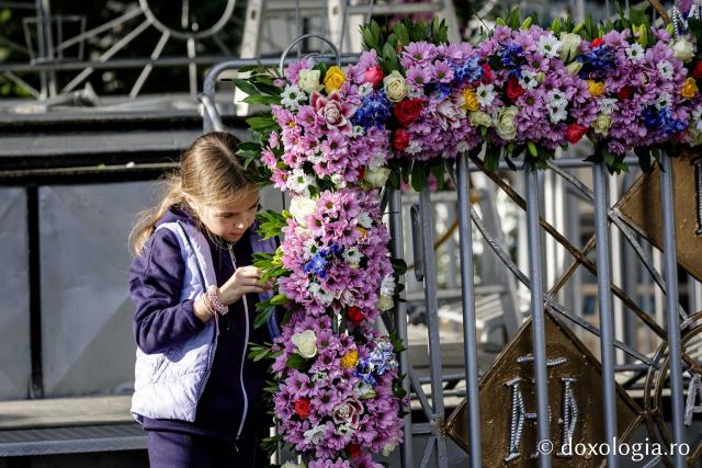 Împodobirea baldachinului Sfintei Parascheva