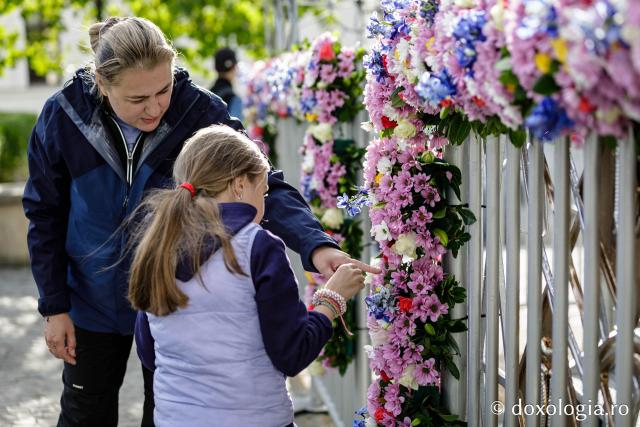Împodobirea baldachinului Sfintei Parascheva