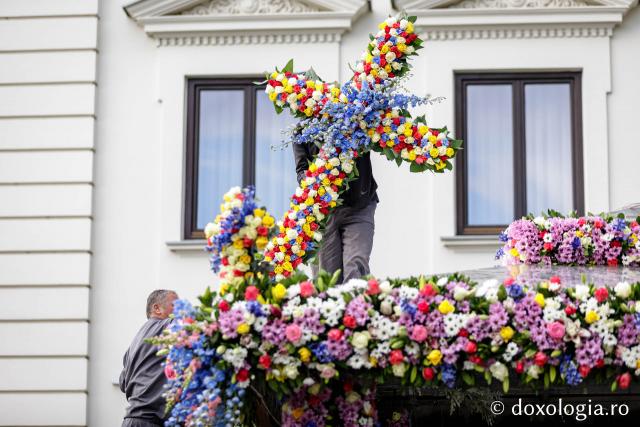 Împodobirea baldachinului Sfintei Parascheva