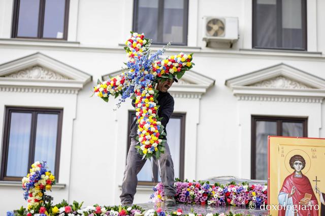 Împodobirea baldachinului Sfintei Parascheva