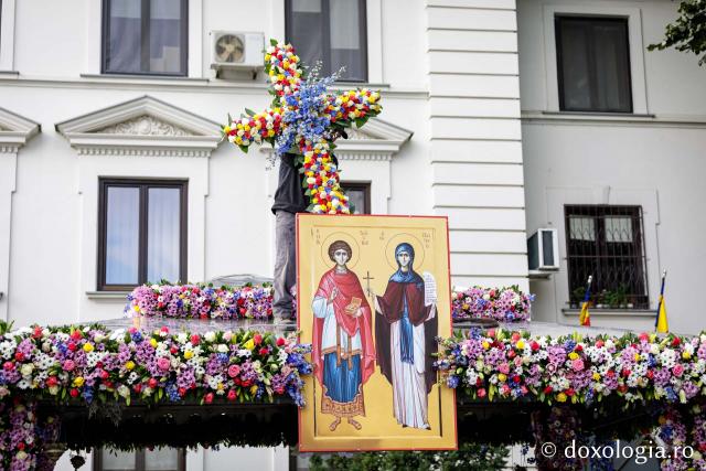 Împodobirea baldachinului Sfintei Parascheva