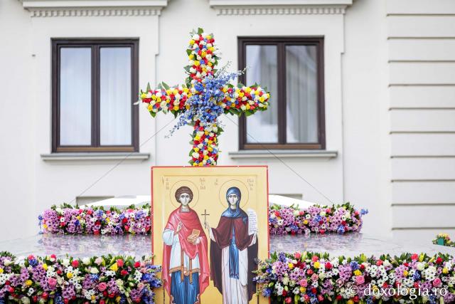 Împodobirea baldachinului Sfintei Parascheva