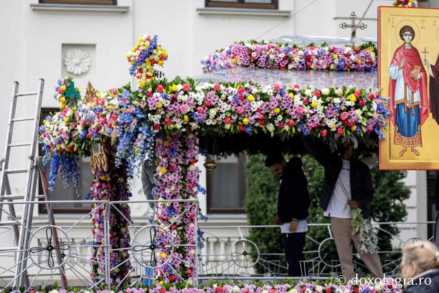 Împodobirea baldachinului Sfintei Parascheva