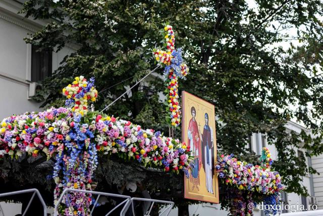 Împodobirea baldachinului Sfintei Parascheva