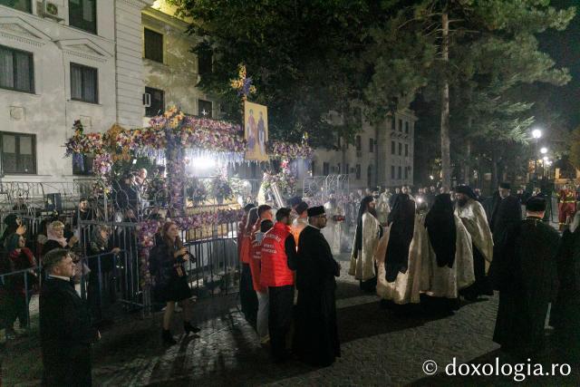 Întâmpinarea cinstitelor moaște ale Sfântului Mare Mucenic și Tămăduitor Pantelimon / Foto: pr. Silviu Cluci (Foto) Jurnal de pelerin la Sfânta Cuvioasă Parascheva – Ziua a II-a, 9 octombrie 2024