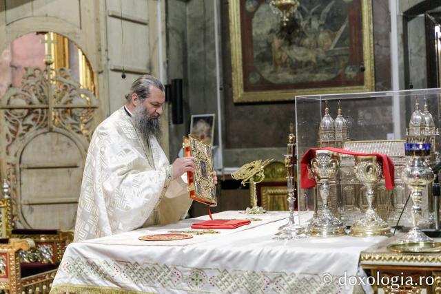 IPS Ioachim al Romanului și Bacăului a slujit Sfânta Liturghie în a doua zi a Hramului Sfintei Parascheva / Foto: pr. Silviu Cluci IPS Ioachim al Romanului și Bacăului a slujit Sfânta Liturghie în a doua zi a Hramului Sfintei Parascheva