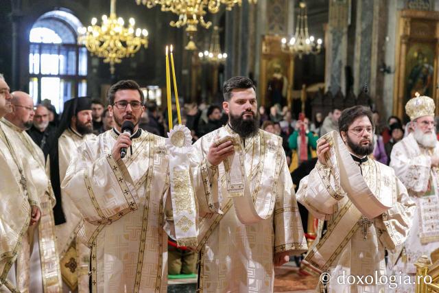 IPS Ioachim al Romanului și Bacăului a slujit Sfânta Liturghie în a doua zi a Hramului Sfintei Parascheva / Foto: pr. Silviu Cluci IPS Ioachim al Romanului și Bacăului a slujit Sfânta Liturghie în a doua zi a Hramului Sfintei Parascheva