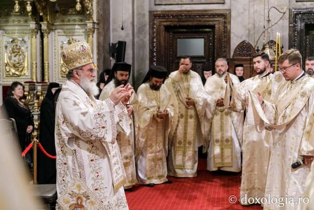 IPS Ioachim al Romanului și Bacăului a slujit Sfânta Liturghie în a doua zi a Hramului Sfintei Parascheva / Foto: pr. Silviu Cluci (Foto) Jurnal de pelerin la Sfânta Cuvioasă Parascheva – Ziua a II-a, 9 octombrie 2024